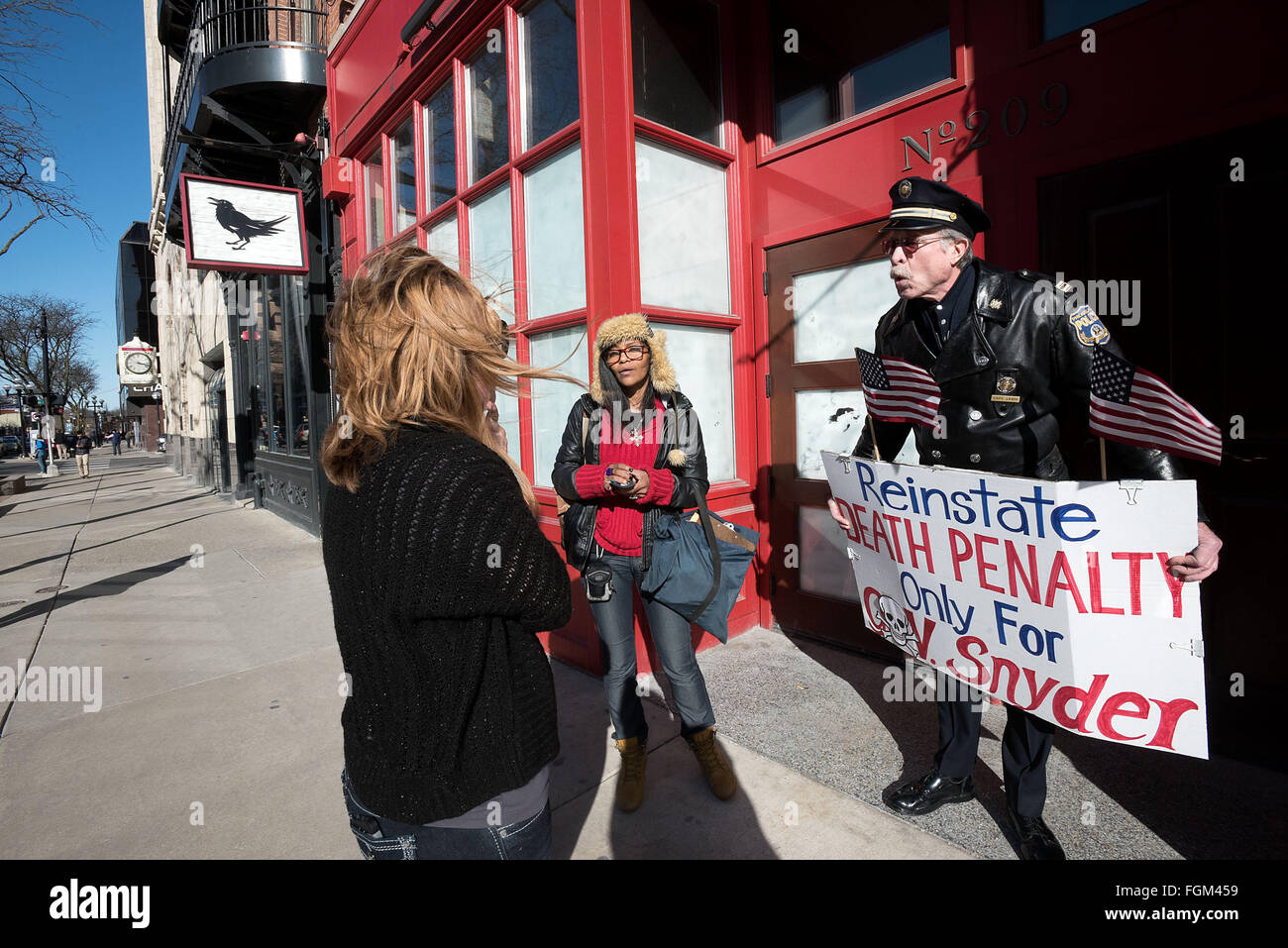 Ann Arbor, MI, Stati Uniti d'America. Xx Febbraio 2016. Egitto Landii, sinistra e Ray Lewis protesta sulla strada principale nel centro di Ann Arbor, MI su Feb 20, 2016. Michigan governatore Rick Snyder è stato tenuto pesanti critiche per la sua manipolazione della Pietra Focaia crisi dell'acqua. © Mark Bialek/ZUMA filo/Alamy Live News Foto Stock