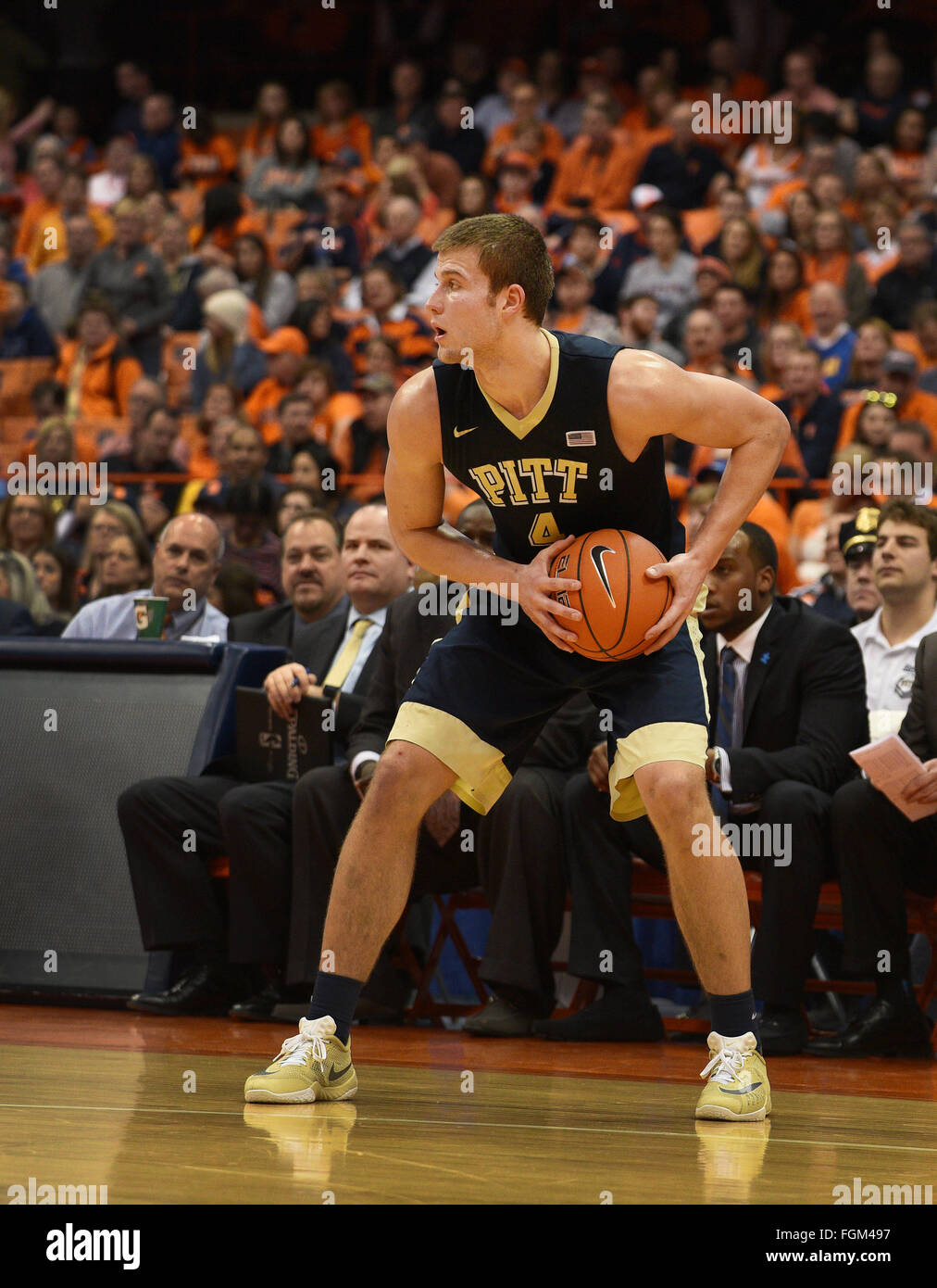 Syracuse, NY, STATI UNITI D'AMERICA. Xx Febbraio 2016. Pittsburgh avanti Ryan Luther (4) in azione durante la seconda metà del gioco. Pittsburgh sconfitto Siracusa 66-52 in un matchup ACC al Carrier Dome in Syracuse, New York. Foto di Alan Schwartz/Cal Sport Media/Alamy Live News Foto Stock