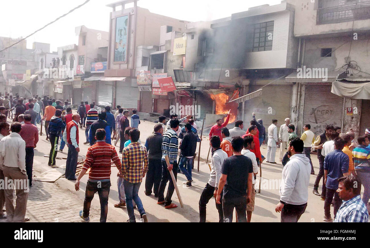 Haryana, India. Xx Febbraio 2016. I manifestanti si riuniscono su una strada in Haryana, l'India, il 20 febbraio, 2016. Almeno cinque persone sono state uccise nella nuova violenza sabato in India del nord Stato di Haryana, poiché le autorità dispiegato forze aggiuntive per contenere gli organi agitatori Jat manifestanti che cercano le prenotazioni in posti di lavoro pubblici e istruzione, media locali relazioni detto. Credito: Stringer/Xinhua/Alamy Live News Foto Stock