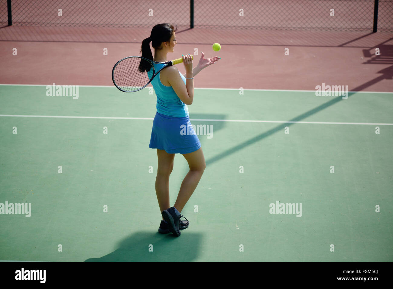 Donna giocatore di tennis pratica nel campo da tennis a Dubai. Foto Stock