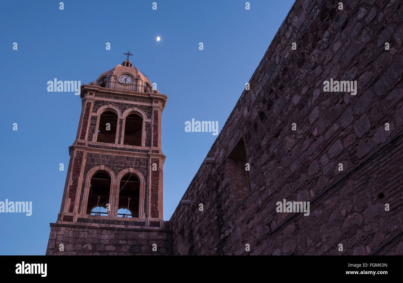 Luna sulla torre dell'orologio della missione di Loreto, una storica chiesa di Loreto, Messico. Foto Stock
