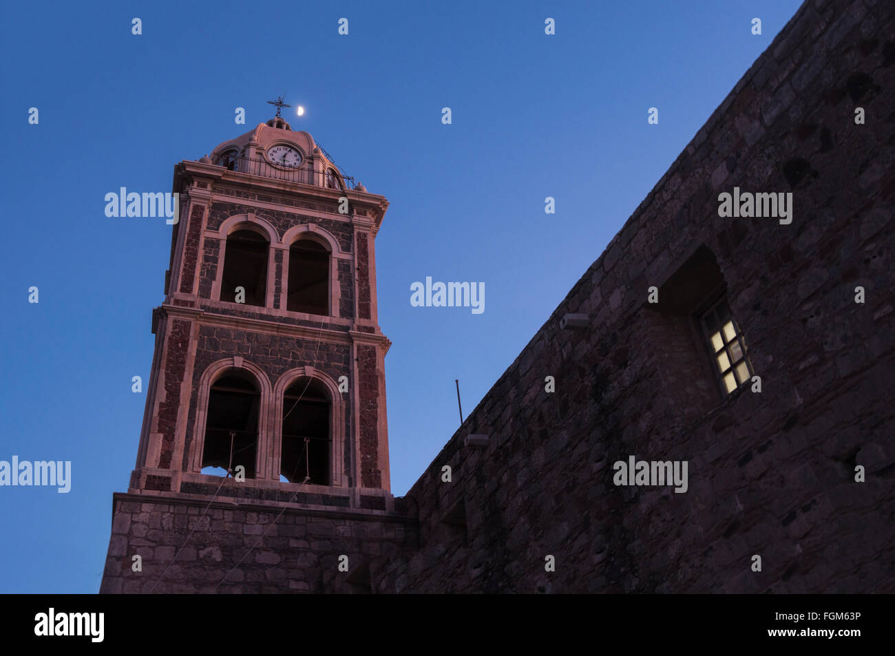 Luna sulla torre dell'orologio della missione di Loreto, una storica chiesa di Loreto, Messico. Foto Stock