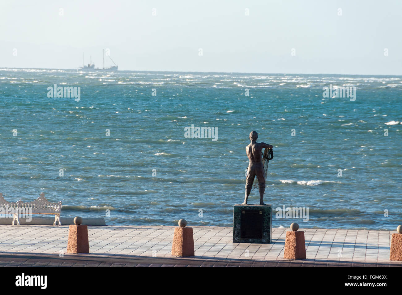 Nave e fisherman statua, La Paz, Messico. Foto Stock