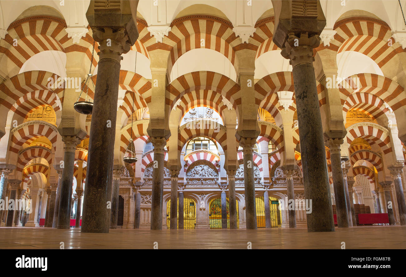 CORDOBA, Spagna - 28 Maggio 2015: le navate di Abd-Ar-Rahman I nella Cattedrale. Foto Stock