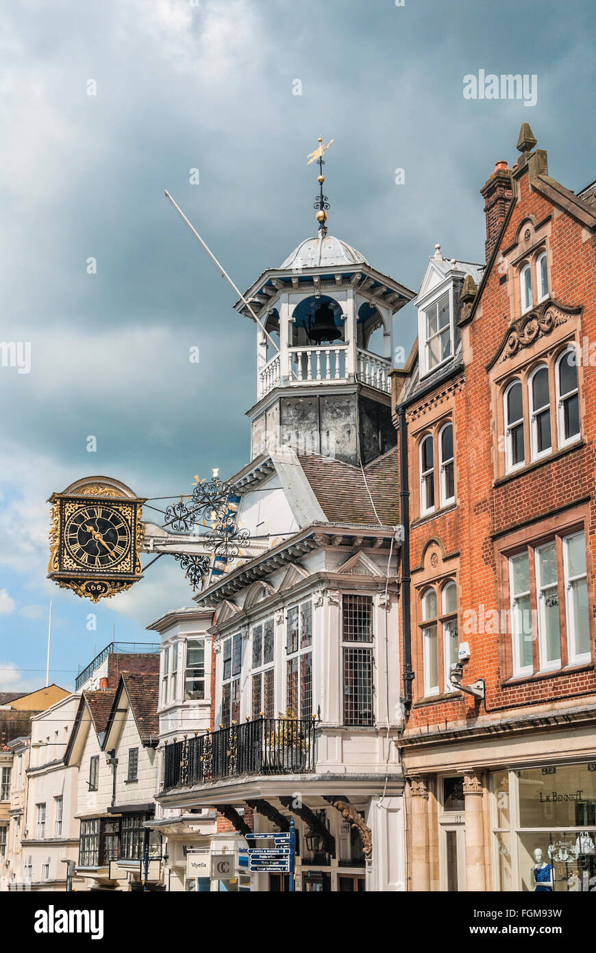 Orologio e la facciata della Guildhall nel centro di Guildford, Surrey, Inghilterra Foto Stock