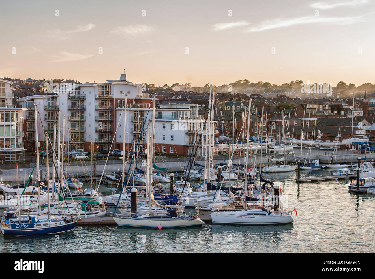 Vista sulla Cowes Marina all'Isola di Wight, Inghilterra meridionale Foto Stock