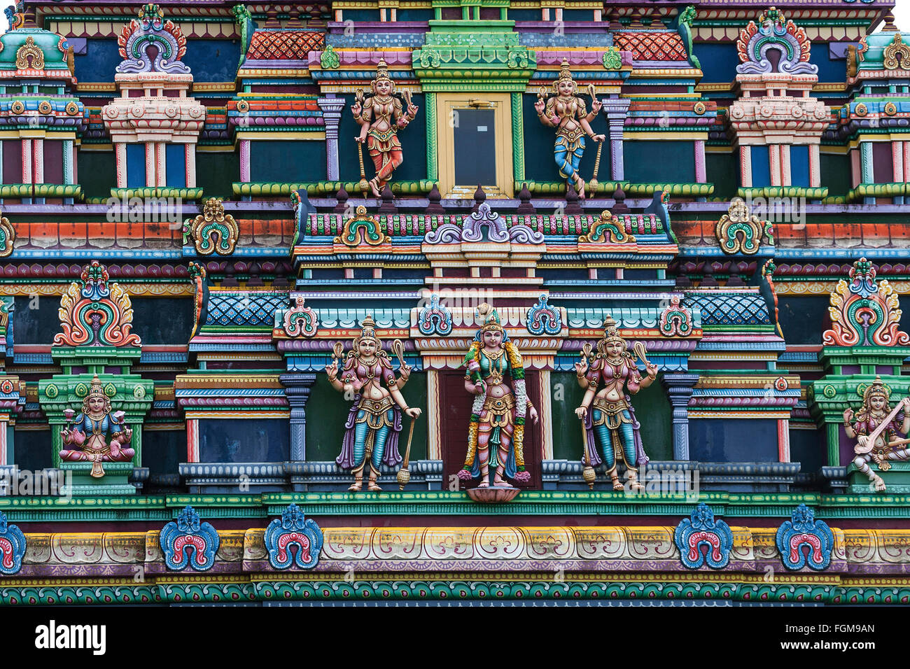 Tempio indù, Indù figure, Tamil tempio Le Koilou du Colosse in Le Colosse a Saint-André, Reunion, Francia Foto Stock