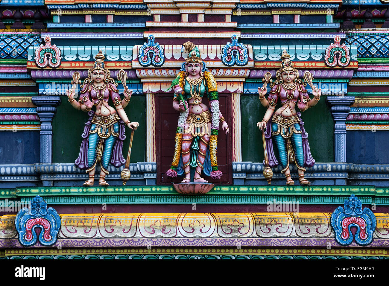 Tempio indù, Indù figure, tempio Tamil, dettaglio Le Koilou du Colosse in Le Colosse a Saint-André, Reunion, Francia Foto Stock