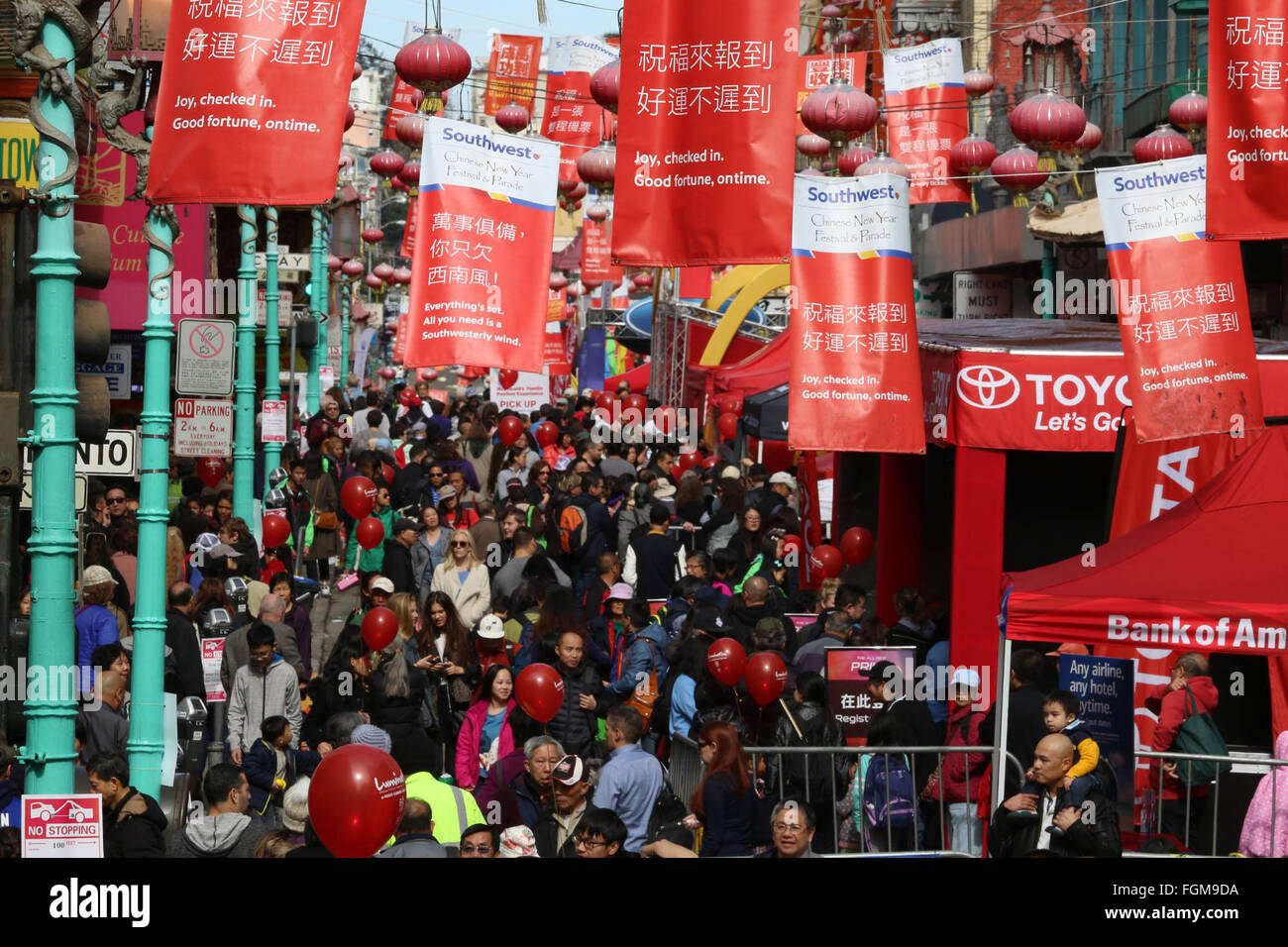 San Francisco, Stati Uniti d'America. Xx Febbraio 2016. Le persone sono considerate durante la festa delle lanterne attività svoltesi a Chinatown di San Francisco, negli Stati Uniti, febbraio 20, 2016. Festa delle lanterne cade il quindicesimo giorno del primo mese lunare sul calendario lunare cinese annualmente. © Liu Yilin/Xinhua/Alamy Live News Foto Stock