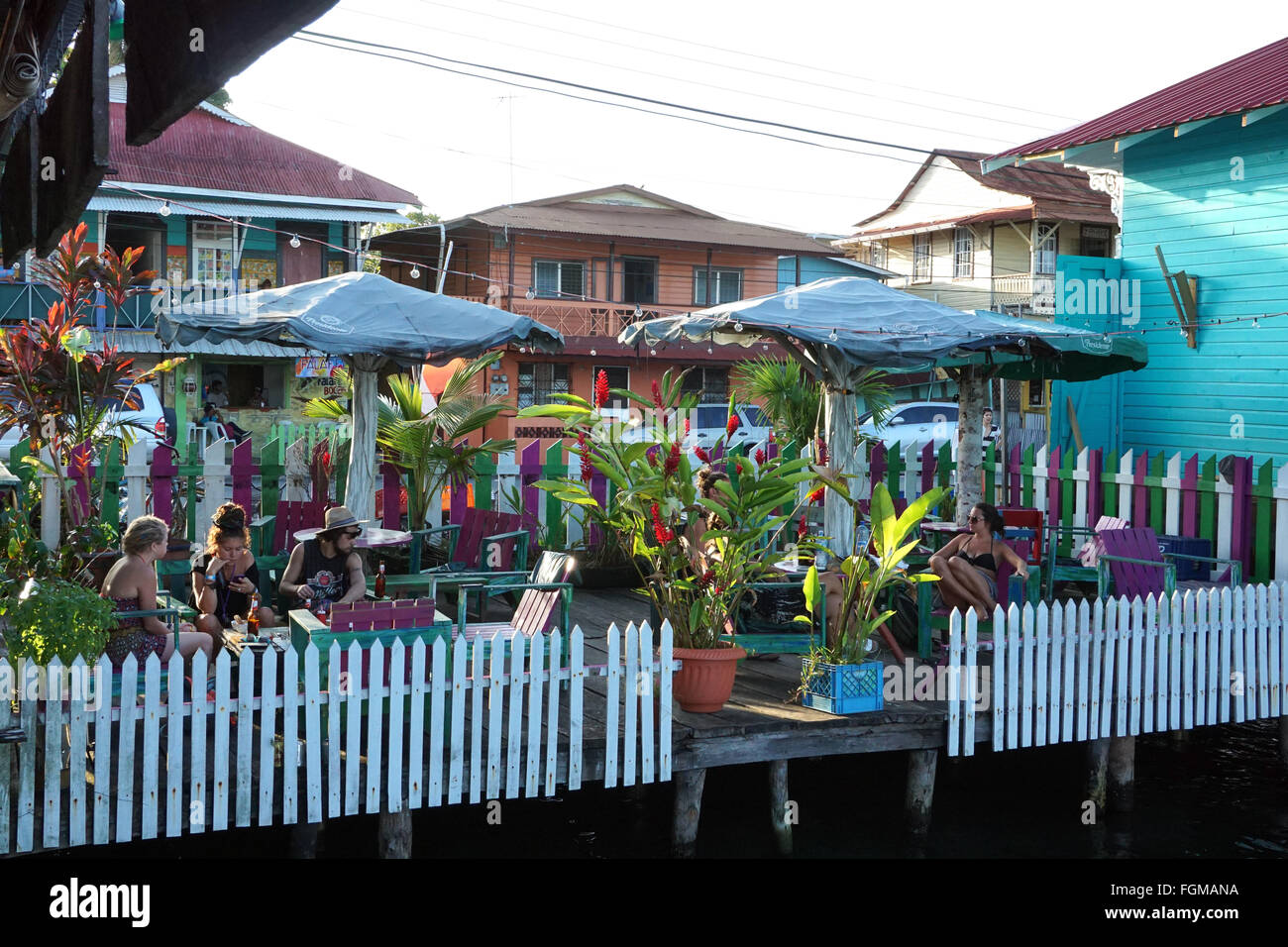 Lounge bar nella città di Bocas, sull'isola di Isla Colon. Una delle isole dell'arcipelago di Bocas del Toro.an a Panama, vicino alla costa caraibica. Foto Stock