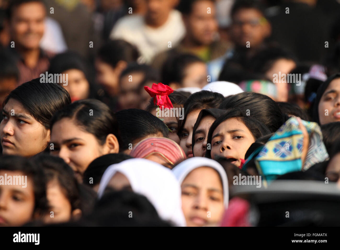 Dacca in Bangladesh. Il 21 febbraio, 2016. Un uomo detiene il simbolo del minatore Shaheed presso la centrale di Shaheed Minar a Dhaka in occasione dell'International lingua madre giorno il 21 febbraio, 2016. La nazione è di rendere omaggio alla memoria dei valorosi figli del suolo che hanno reso la suprema sacrifici per stabilire diritti della lingua madre nel 1952. Migliaia di persone hanno affollato la centrale Shaheed Minar nella capitale e altrove nelle prime ore per rendere omaggio alla lingua eroi. Credito: Rehman Asad/Alamy Live News Foto Stock