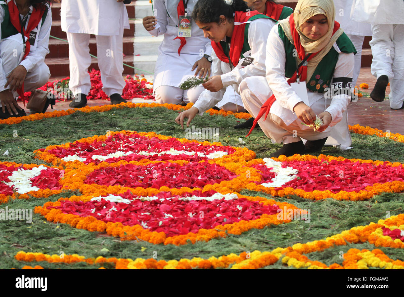 Dacca in Bangladesh. Il 21 febbraio, 2016. Gli studenti decorare con fiori presso la centrale di Shaheed Minar a Dhaka in occasione dell'International lingua madre giorno il 21 febbraio, 2016. La nazione è di rendere omaggio alla memoria dei valorosi figli del suolo che hanno reso la suprema sacrifici per stabilire diritti della lingua madre nel 1952. Migliaia di persone hanno affollato la centrale Shaheed Minar nella capitale e altrove nelle prime ore per rendere omaggio alla lingua eroi. Credito: Rehman Asad/Alamy Live News Foto Stock