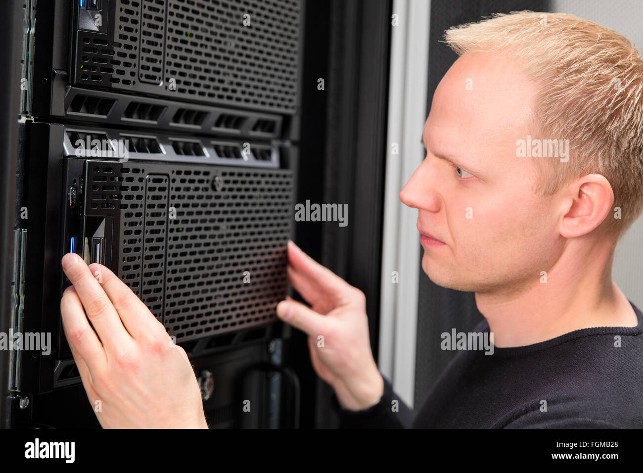 Close-up di consulente IT di installare server nel data center Foto Stock