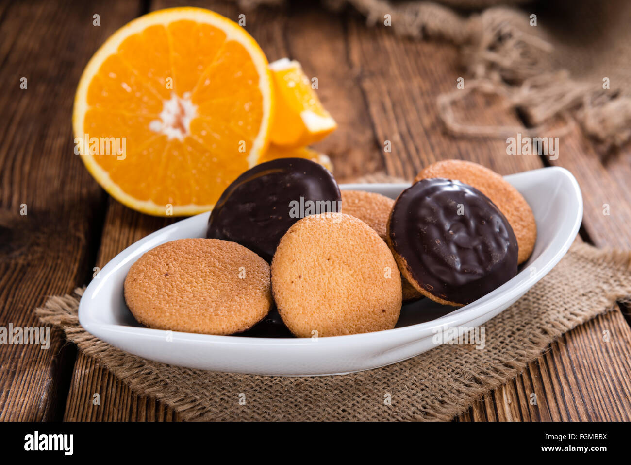 Jaffa dolci (arancione) come close-up shot su sfondo di legno Foto Stock