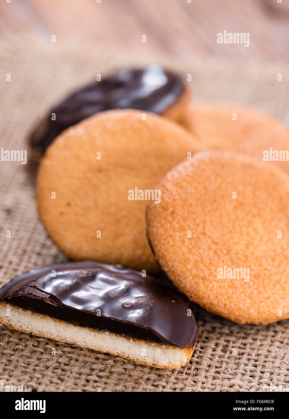 Jaffa dolci (arancione) come close-up shot su sfondo di legno Foto Stock