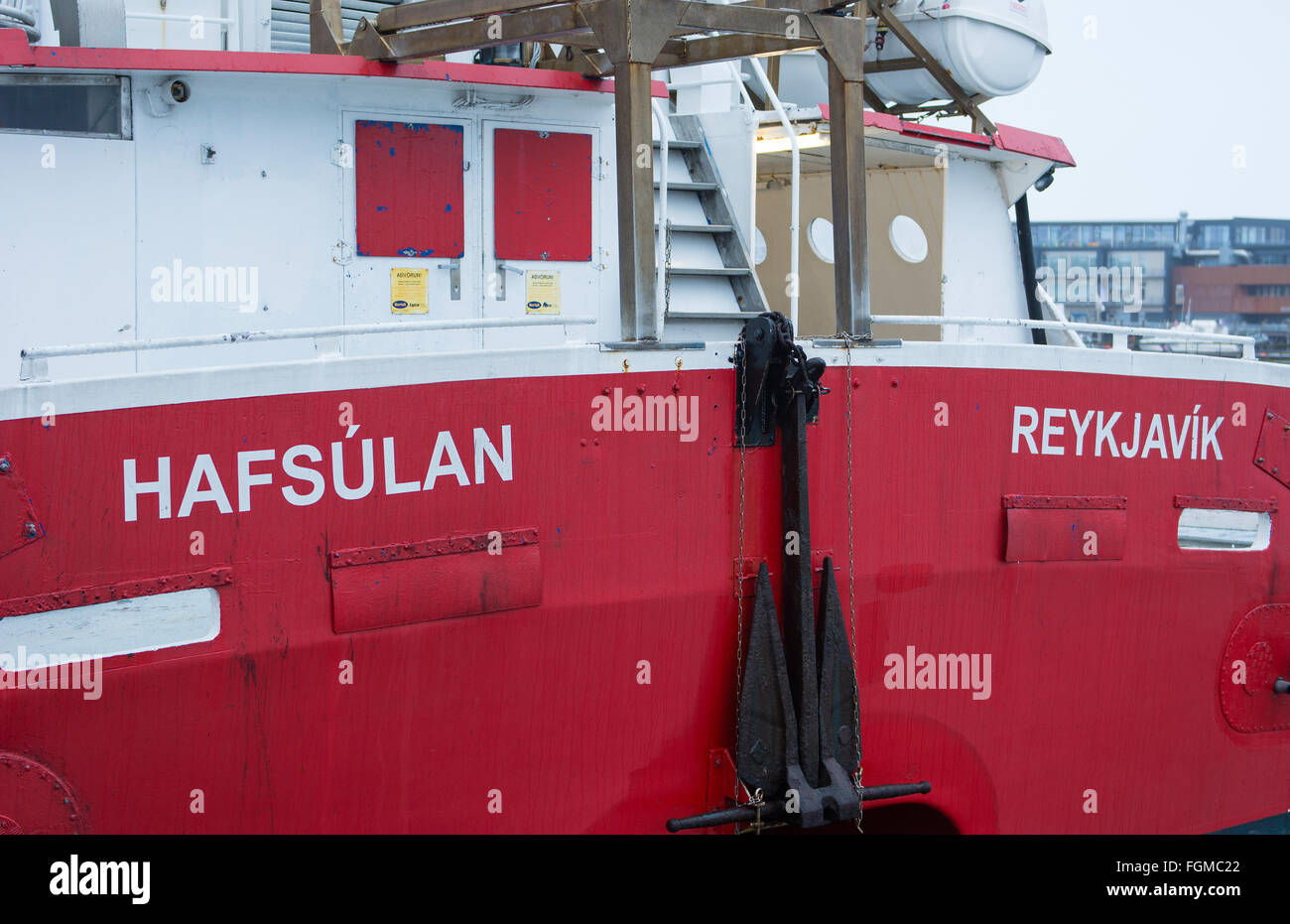 Reykjavik Islanda rosso barca da pesca nel porto di Marina closeup abstracts della nave per le aragoste e pesca Foto Stock