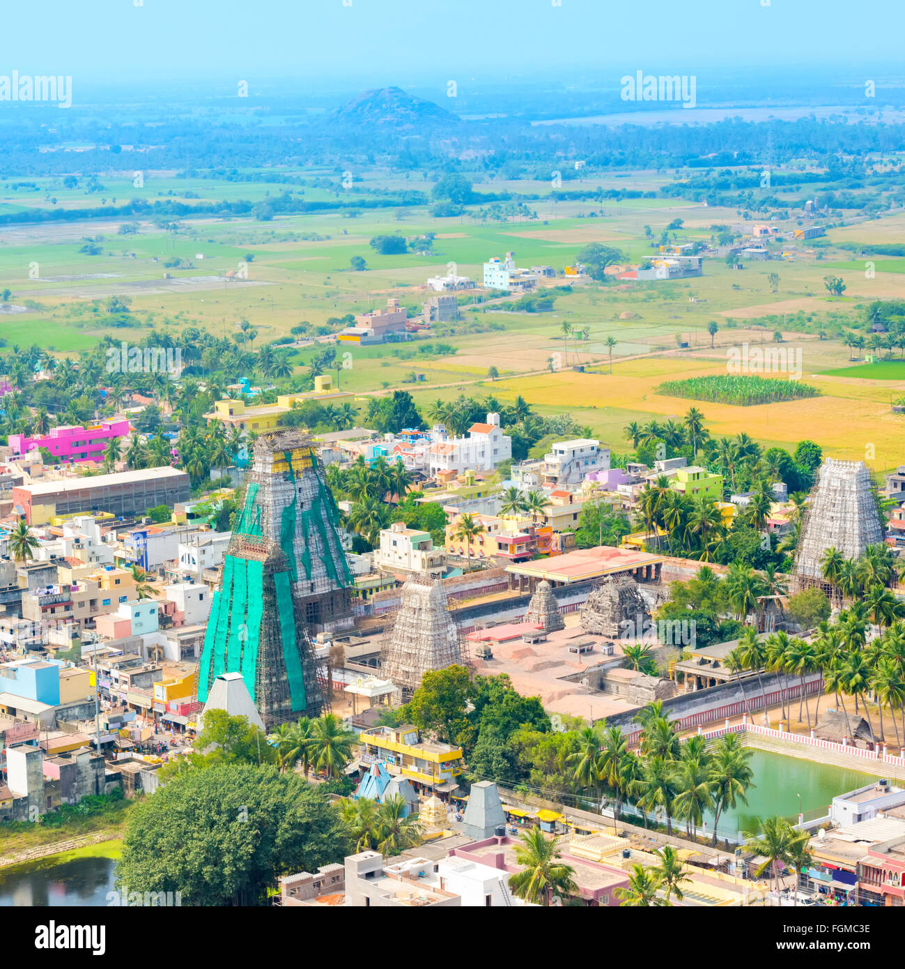 Vista dall'alto il rinnovamento del Signore Tempio Bhakthavatsaleswarar Gopura (torre) con serbatoio del tempio. Pallava la dinastia. Thirukalukundram (Th Foto Stock