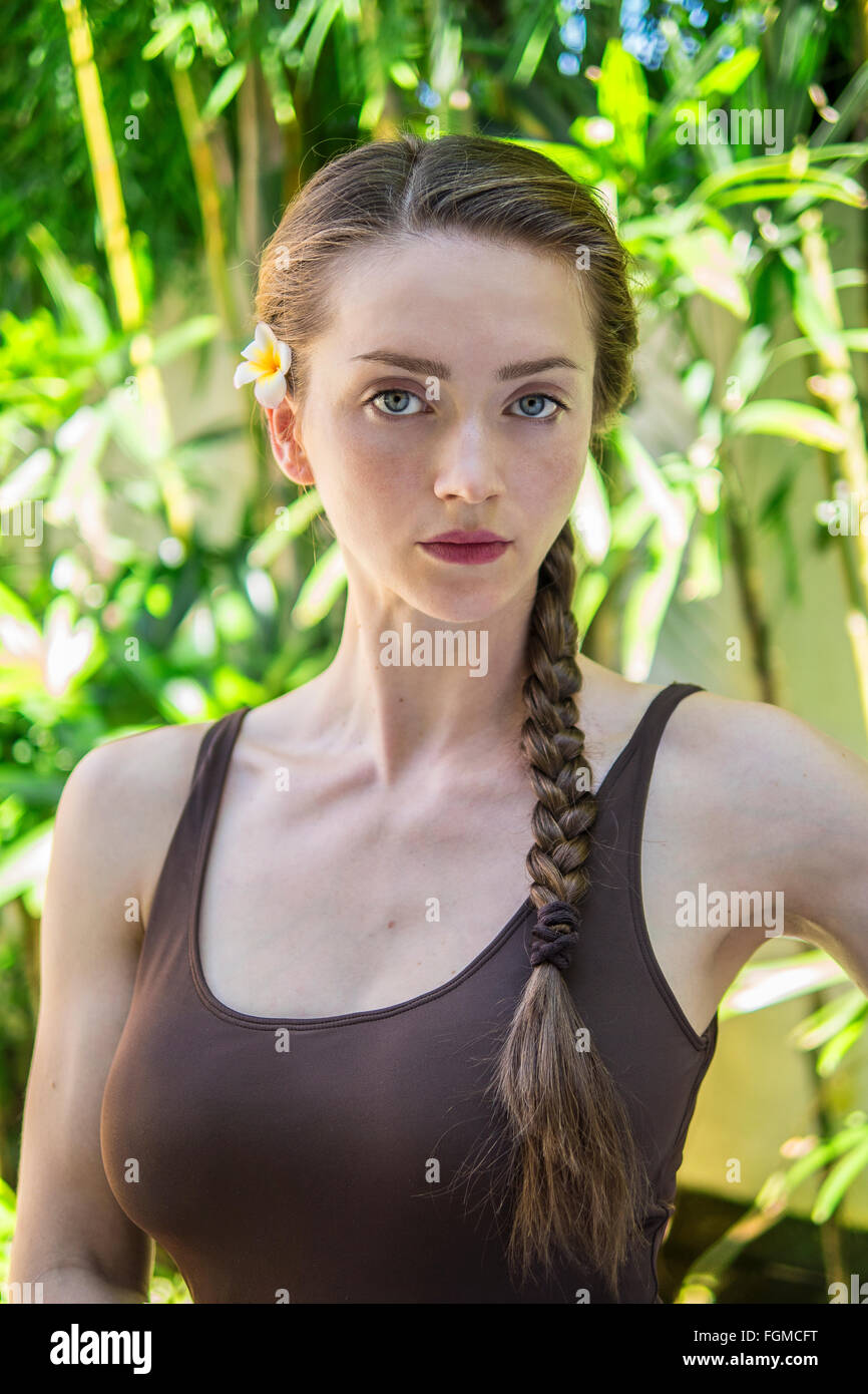 Ritratto di una giovane donna in un resort tropicale Foto Stock
