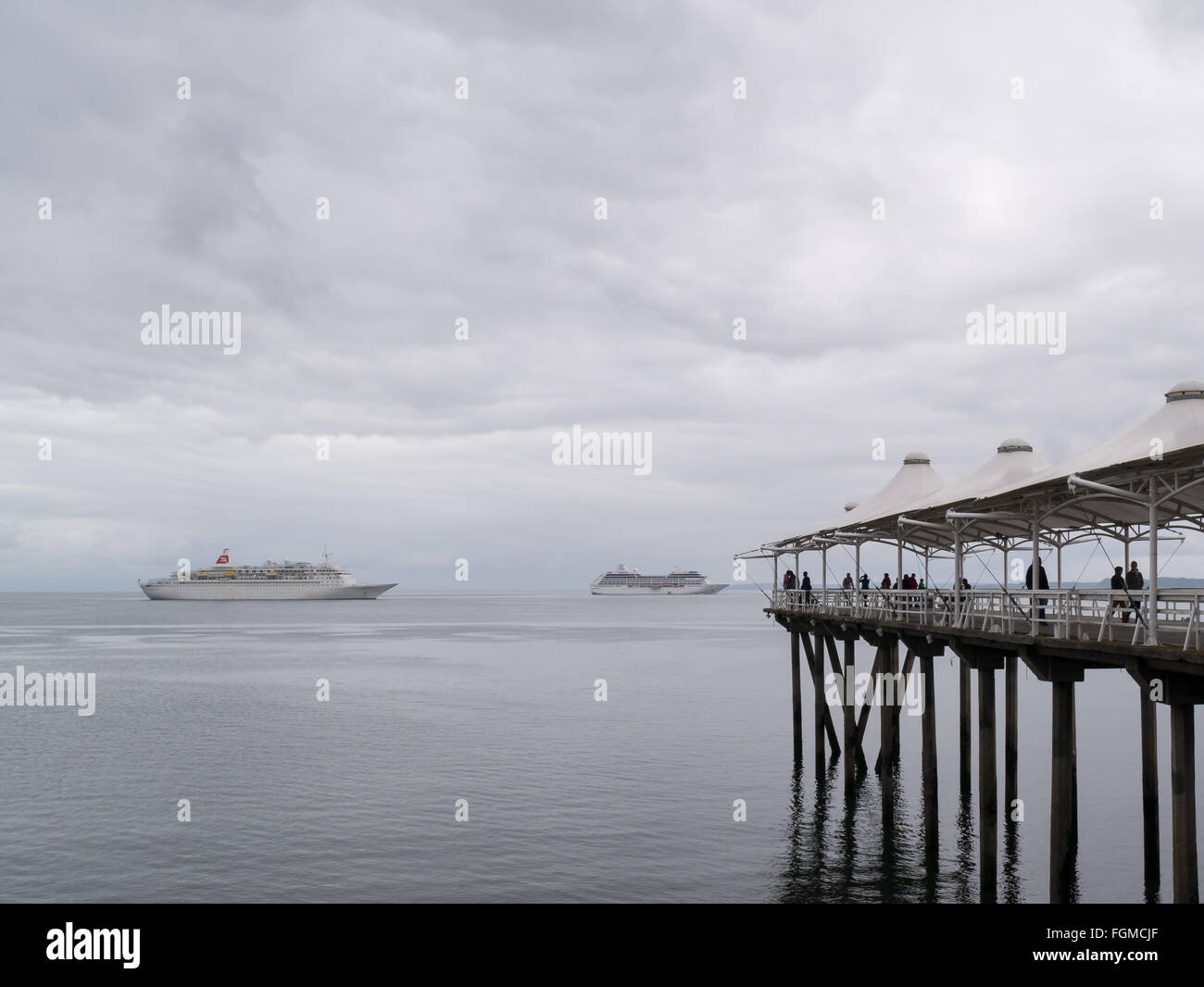 Persone che guardano la nave in Puerto Montt, Cile Foto Stock