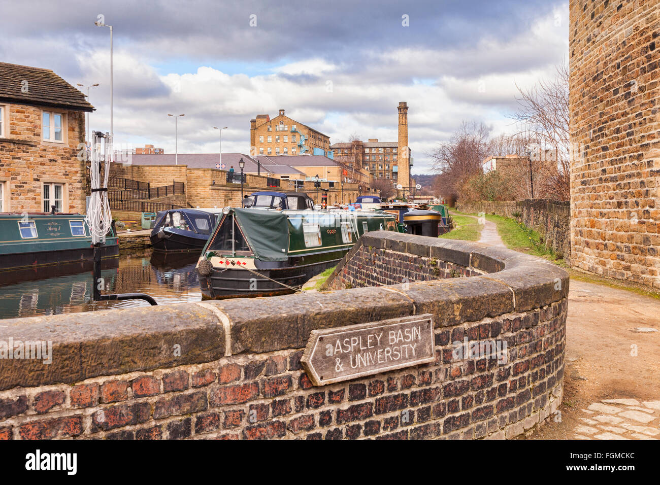 L Huddersfield ampia Canal, Huddersfield, West Yorkshire, Inghilterra, Regno Unito Foto Stock