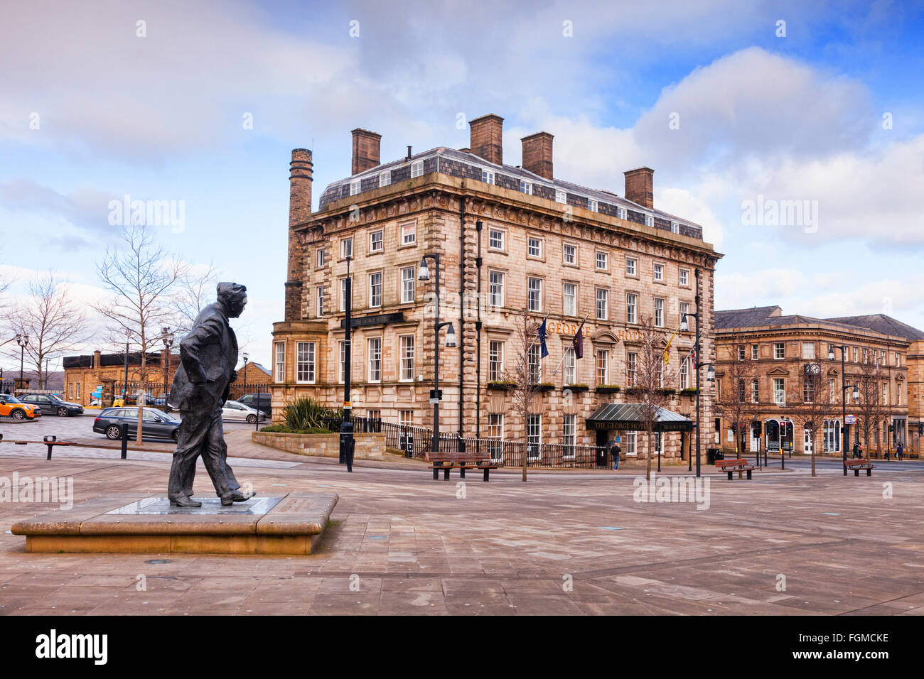 George Square, Huddersfield, in inverno, con il George Hotel e la statua di Harold Wilson, Huddersfield, England, Regno Unito Foto Stock