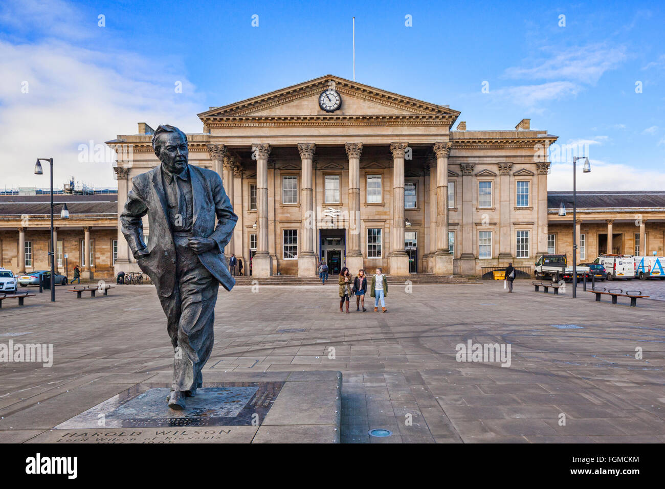George Square a Huddersfield, West Yorkshire, con una statua di ex Primo Ministro Harold Wilson e la stazione ferroviaria di t Foto Stock