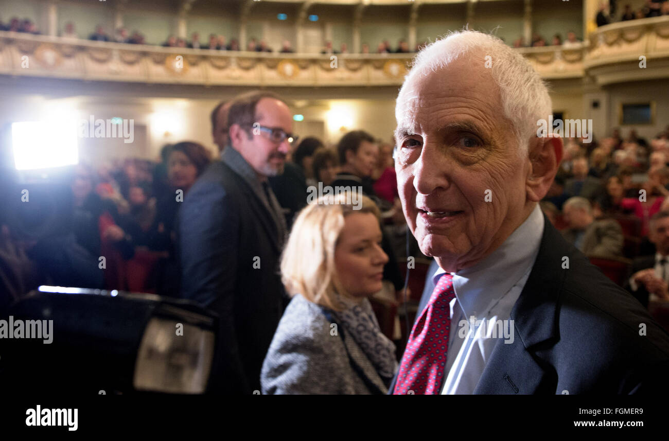 Dresden, Germania. Il 21 febbraio, 2016. Whistleblower e attivista di pace Daniel Ellsberg da noi riceve il 7° Premio Internazionale della Pace "Premio resden" presso la Semper Opera di Dresda, in Germania, il 21 febbraio 2016. Il premio è stato assegnato a Vestas Whistleblower e attivista di pace Daniel Ellsberg. Foto: ARNO BURGI/dpa/Alamy Live News Foto Stock