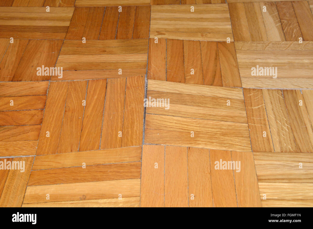 Rovinato il parquet in legno da umidità e acqua Foto stock - Alamy