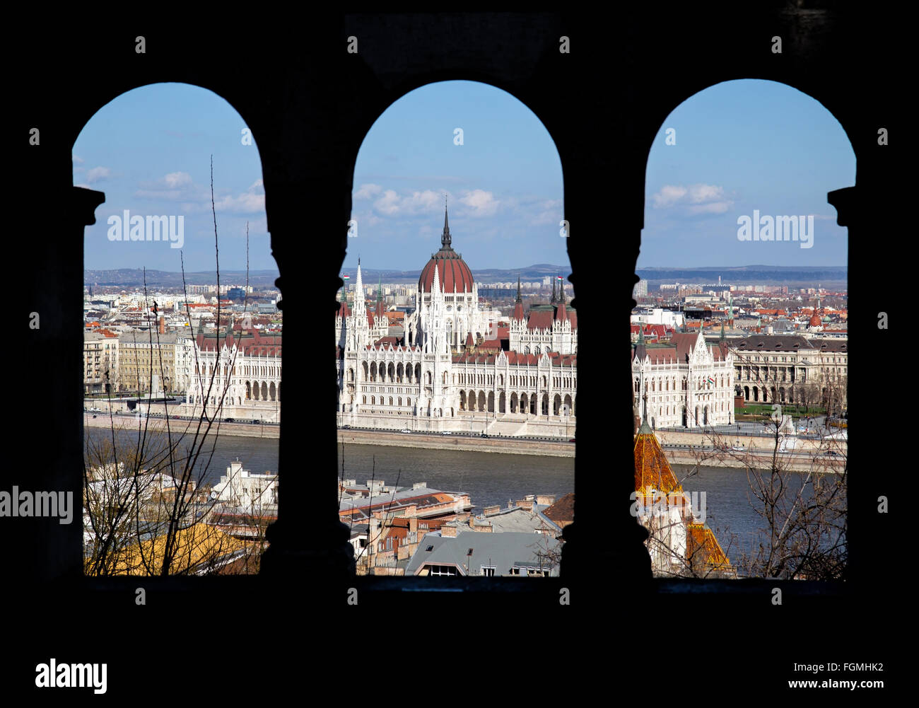 Vista sul parlamento a Budapest dal Bastione del Pescatore Foto Stock