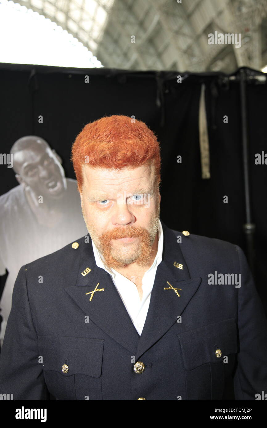 Michael Cudlitz lookalike alter ego Sgt. Abramo Ford Londra, Regno Unito. Il 21 febbraio, 2016. Walking Dead Convenzione Walker Stalker con Olympia London 21/02/2016 walking dead Tifosi si riuniscono per vedere le stelle dello spettacolo e bancarelle che vendono di tutto ciò che ha a che fare con la hit zombie American visualizza foto ops con una stella o zombie. cosplayers & undead walkers il roaming il pavimento event divertente la folla. Bancarelle che vendono il make-up e i caratteri da mostrare. Credito: Paul Thompson/Alamy Live News Foto Stock