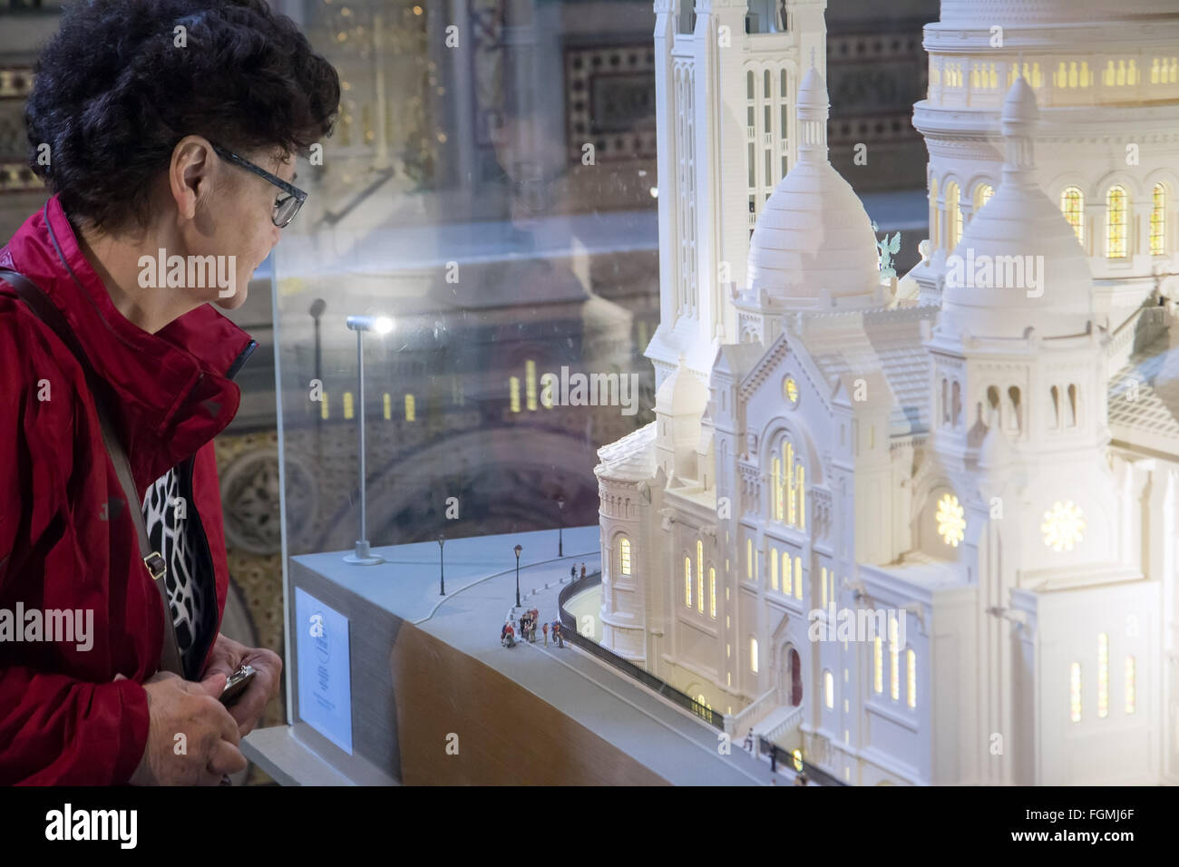Per gli anziani la visualizzazione del modello della Chiesa all interno della Basilica del Sacro Cuore di Gesù Foto Stock