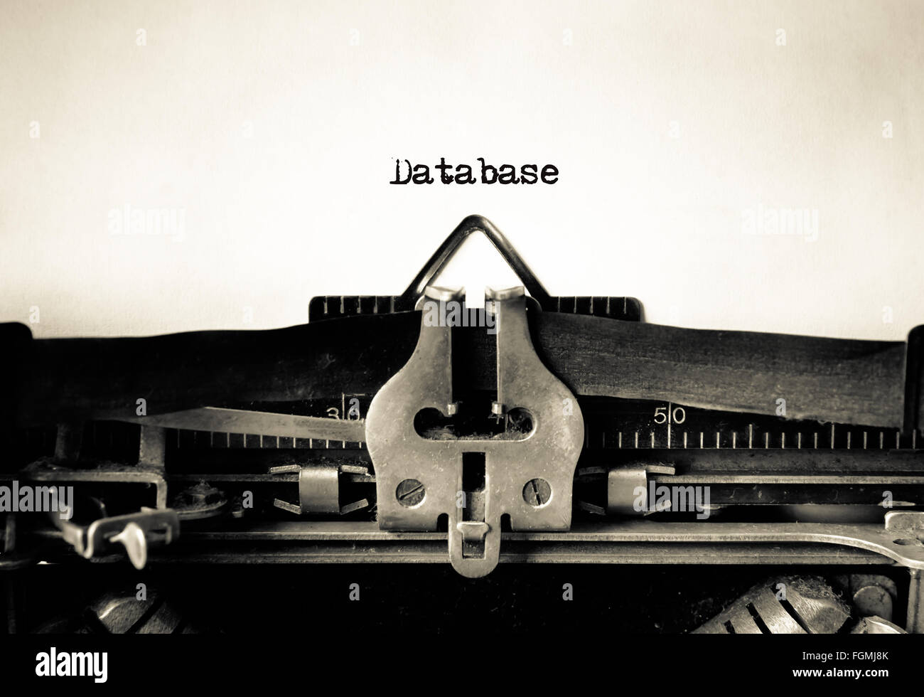 Messaggio database immesso su una macchina da scrivere vintage Foto Stock