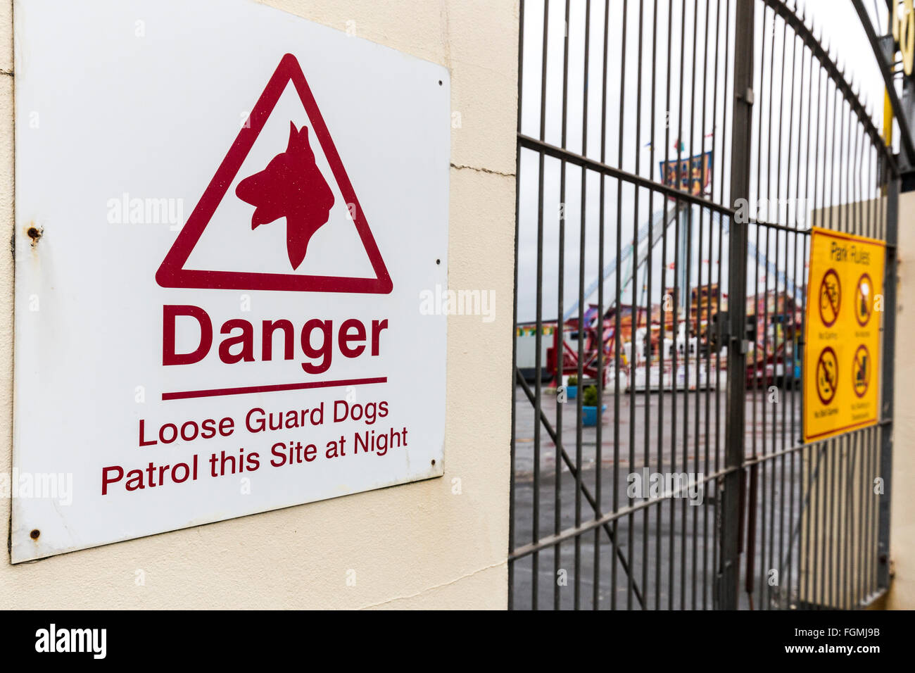 Pericolo allentato cani da guardia segno su porta alla fiera del divertimento, Porthcawl, Wales, Regno Unito Foto Stock