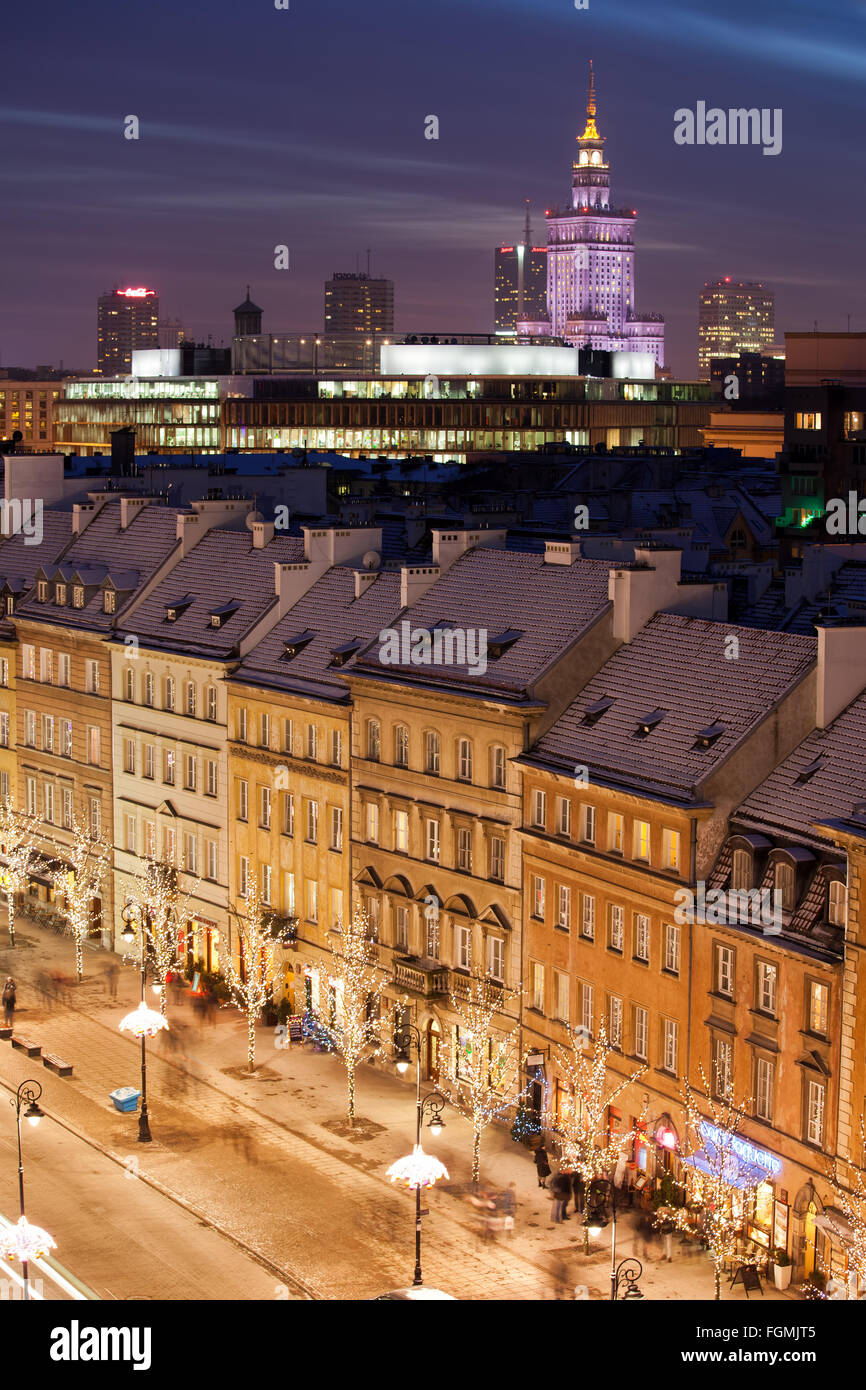 Città di Varsavia in Polonia da notte, Krakowskie Przedmiescie street con la sua storica tenement case Foto Stock