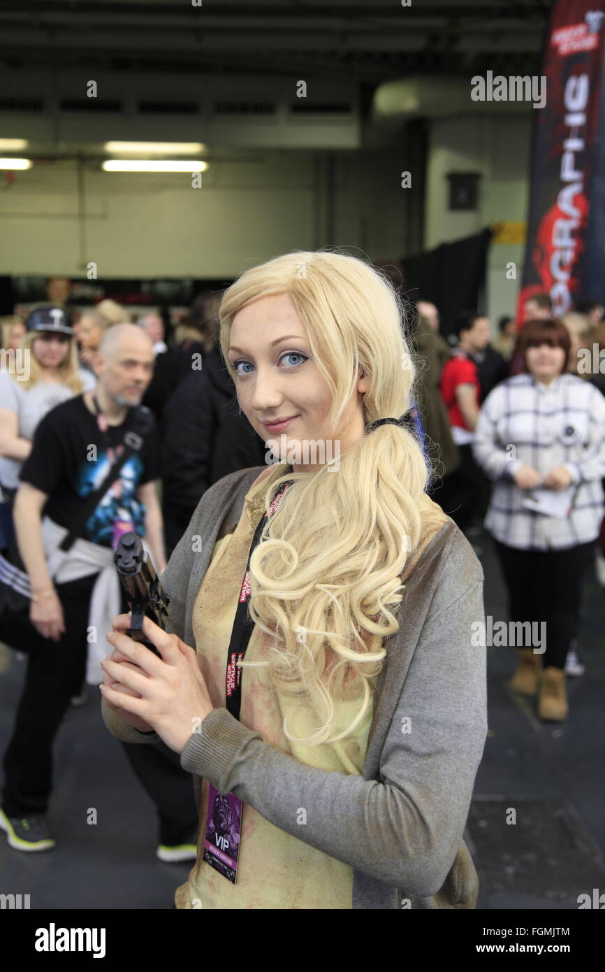 Emily Kinney lookalike alter ego Beth Greene Walking Dead Convenzione Walker Stalker con Olympia London 21/02/2016 walking dead Tifosi si riuniscono per vedere le stelle dello spettacolo e bancarelle che vendono di tutto ciò che ha a che fare con la hit zombie American visualizza foto ops con una stella o zombie. cosplayers & undead walkers il roaming il pavimento event divertente la folla. Bancarelle che vendono il make-up e i caratteri da mostrare walking dead convenzione zombie zombie visualizza walker stalker con stelle ventole Olympia London caratteri walkers undead cosplay cosplayers star Foto Stock