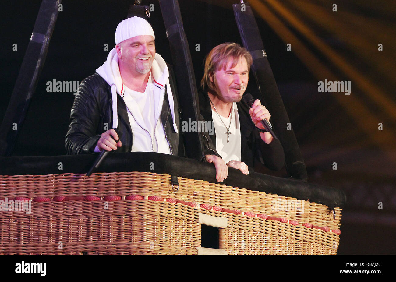 Riesa, Germania. Xx Febbraio 2016. Cantanti DJ Oetzi (l) e Nik P. durante lo spettacolo TV 'Dcome Glueckwunschfest - Silbereisen gratuliert' ('l'congratulazioni Fest - Silbereisen si congratula con l') con sede a Riesa in Germania, 20 febbraio 2016. Questa edizione è occasione era il cinquantesimo compleanno del cantante Andrea Berg. Foto: Sebastian Willnow/dpa/Alamy Live News Foto Stock