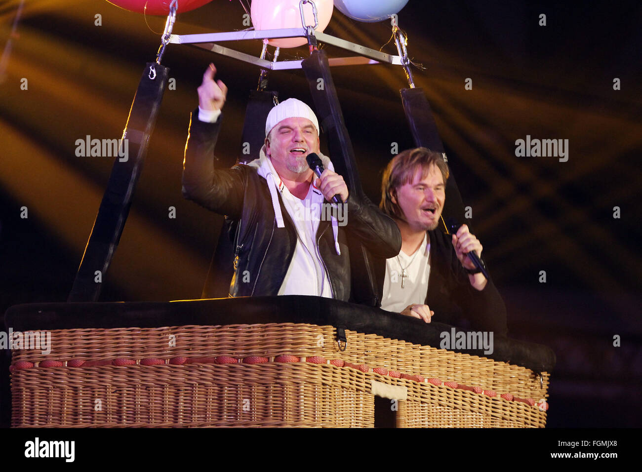 Riesa, Germania. Xx Febbraio 2016. Cantanti DJ Oetzi (l) e Nik P. durante lo spettacolo TV 'Dcome Glueckwunschfest - Silbereisen gratuliert' ('l'congratulazioni Fest - Silbereisen si congratula con l') con sede a Riesa in Germania, 20 febbraio 2016. Questa edizione è occasione era il cinquantesimo compleanno del cantante Andrea Berg. Foto: Sebastian Willnow/dpa/Alamy Live News Foto Stock