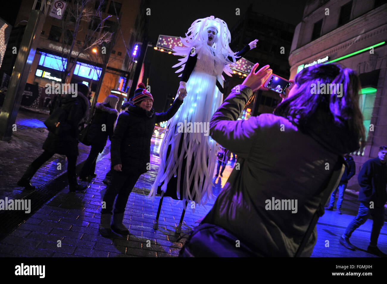 (160221) -- MONTREAL, febbraio 21, 2016 (Xinhua) -- i visitatori prendere una foto durante il Montreal Festival Highlights 2016 a Montreal, Canada, il 20 febbraio, 2016. Il festival è stato un popolare parte di Montreal è inverno celebrazioni per oltre un decennio. (Xunhua/Kadri Mohamed) (zjy) Foto Stock