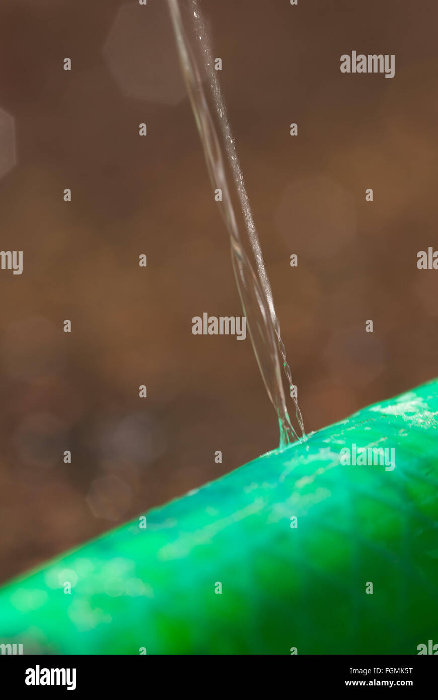 Molleggiante che perde una perdita della tubazione flessibile di getto di acqua di streaming a perdita di pressione tubo flessibile da giardino Foto Stock