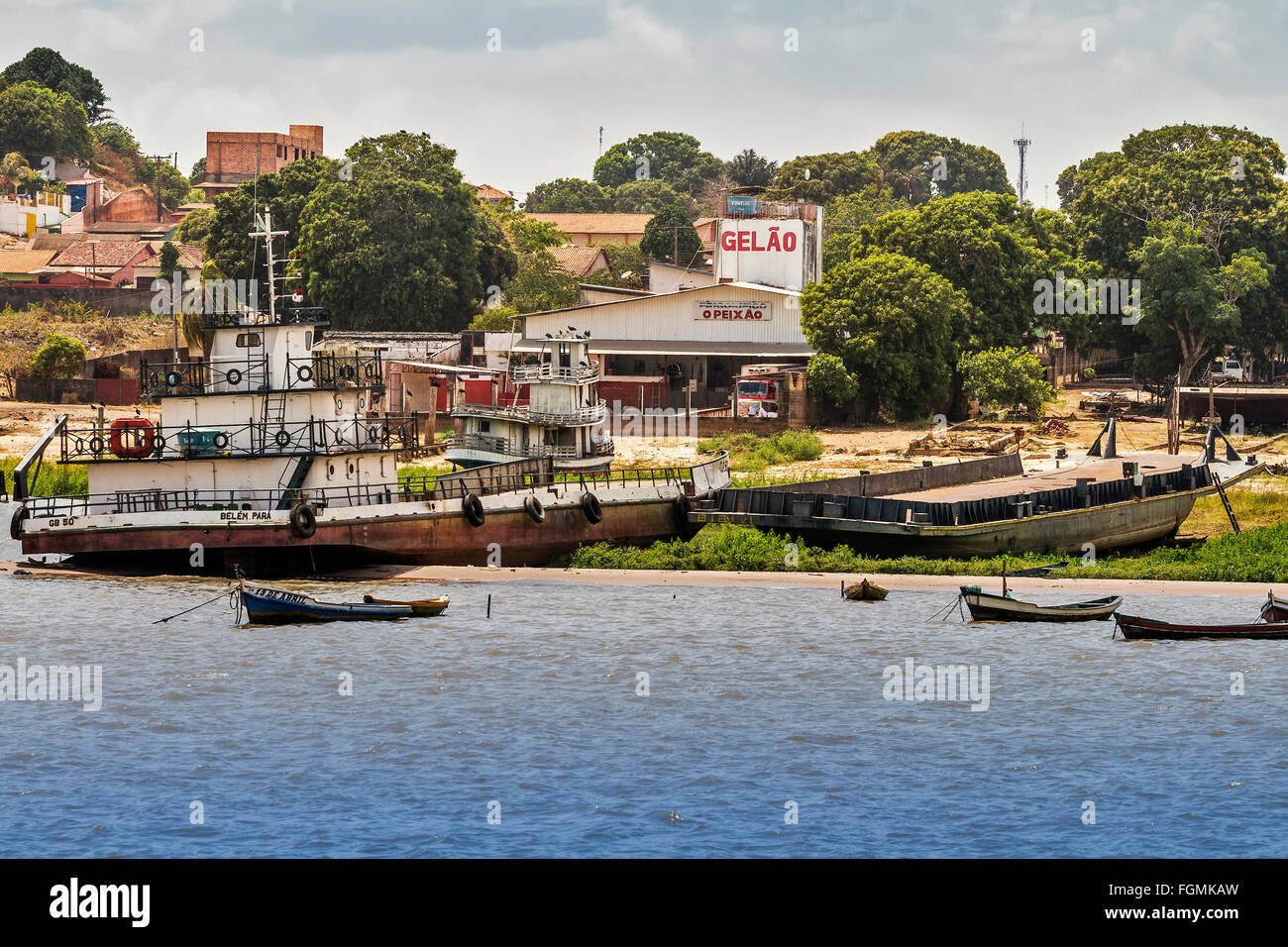 Barche tirate fuori il fiume Santarem in Brasile Foto Stock
