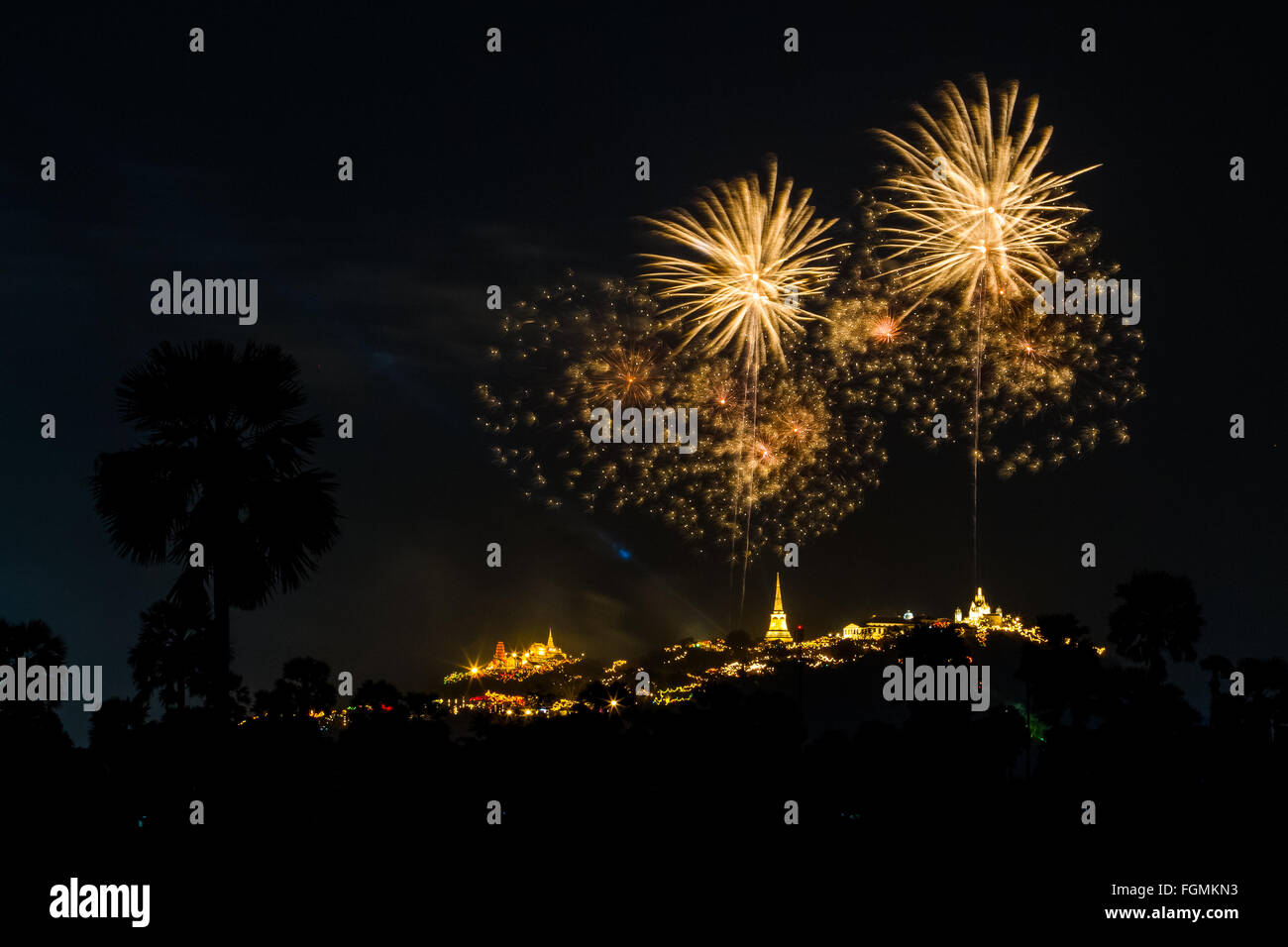 Fuochi d'artificio celebrazione sopra festival Phra Nakhon Khiri in provincia phetchaburi, Thailandia Foto Stock