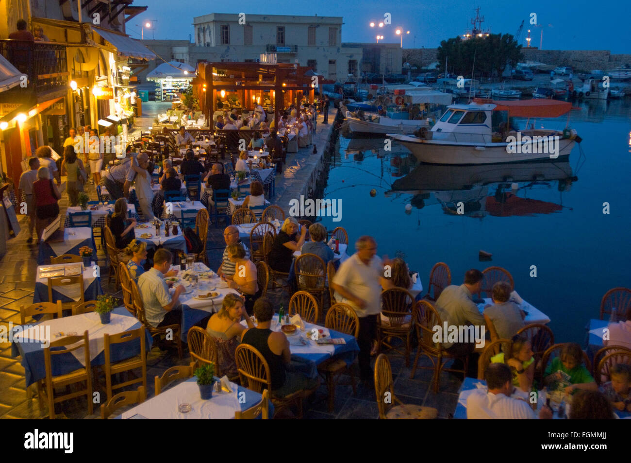 Griechenland, Kreta, Rethymnon, ristoranti und Tavernen umsäumen den venezianischen Hafen. Foto Stock