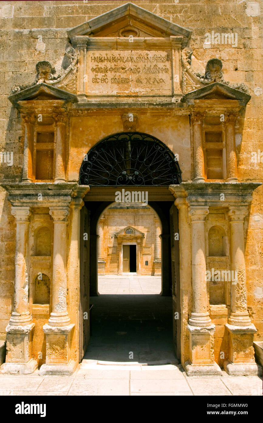 Griechenland, Kreta, bei Chania, Akrotiri-Halbinsel, Kloster Moni Agia Triada, Eingangsportal zum Kloster im Stil der venezianis Foto Stock