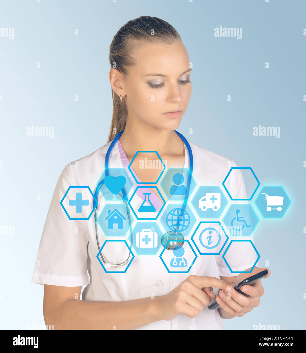 Medico di Medicina mano che tiene il telefono con la moderna interfaccia del computer come concetto Foto Stock