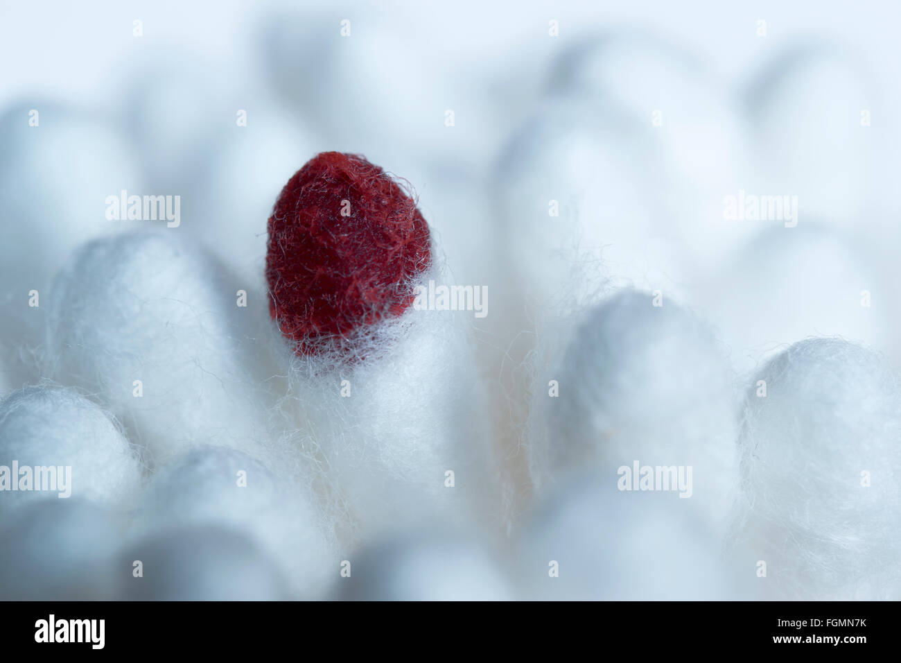 Un batuffolo di cotone imbevuto con il sangue circondata da bastoncini di cotone puliti Foto Stock