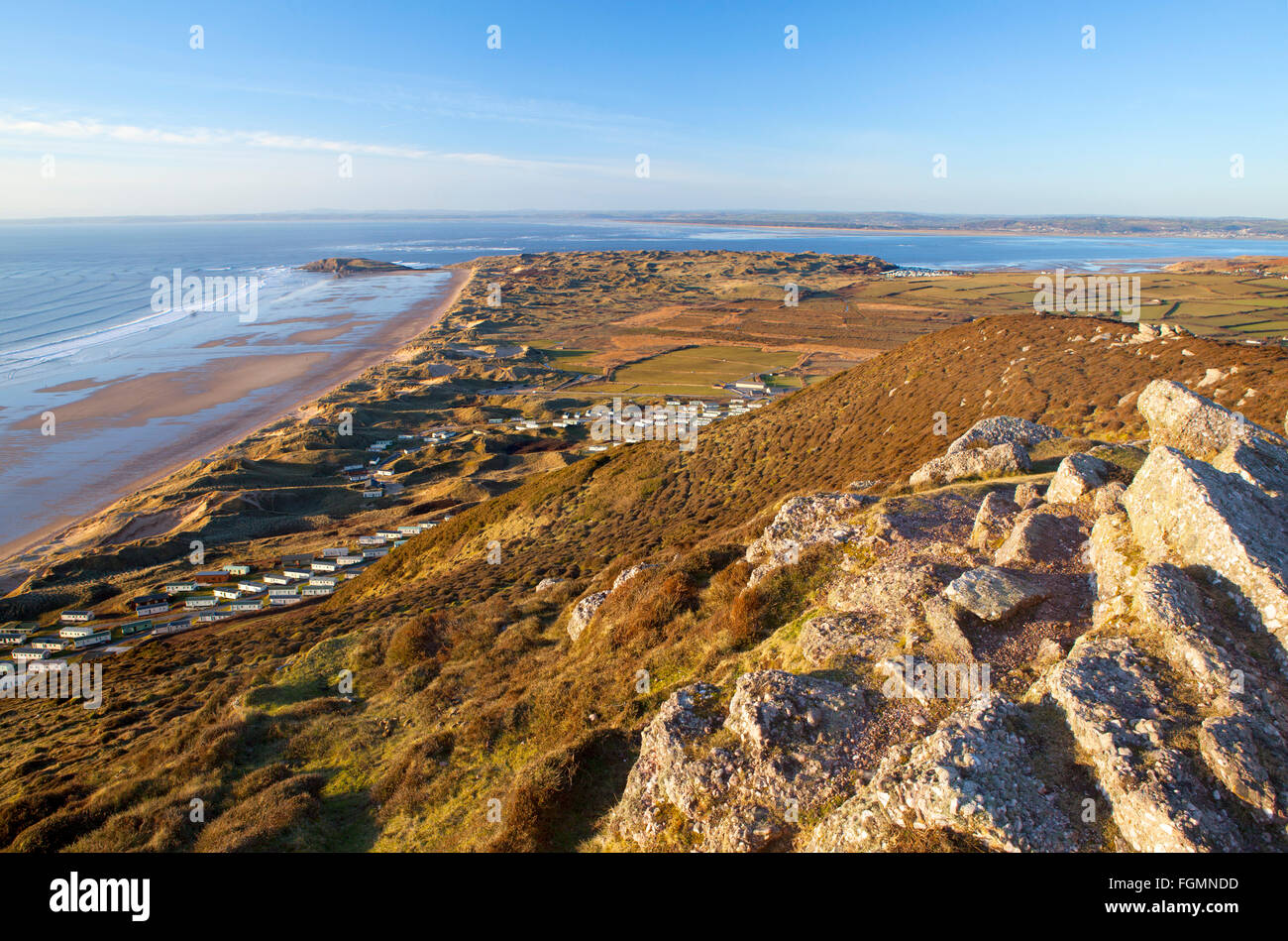 Burry isoloni isola e Llangennith dune e spiaggia come visto da Rhossili downs Foto Stock