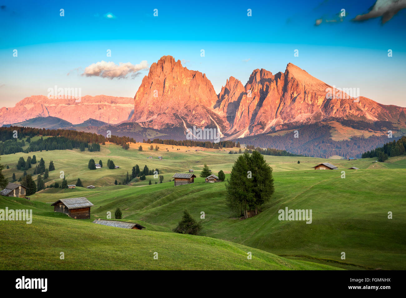 Alpe di Siusi con il Gruppo del Sasso Lungo in ultima luce del sole, Alto Adige, Italia Foto Stock