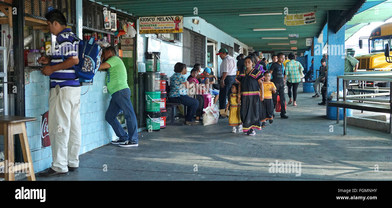 Indigeno NgBE Bugle alla stazione degli autobus nella città David a Panama Foto Stock