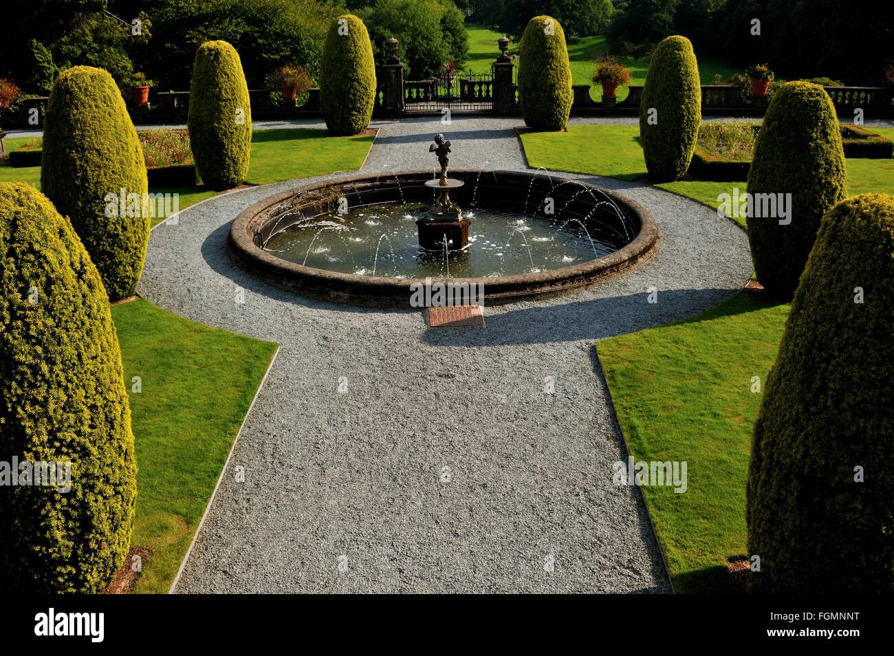 Rydal Hall, Rydal Village, Ambleside, Parco Nazionale del Distretto dei Laghi, Cumbria, Inghilterra, Regno Unito. Giardini formali, Fontana, alberi, prati. Foto Stock