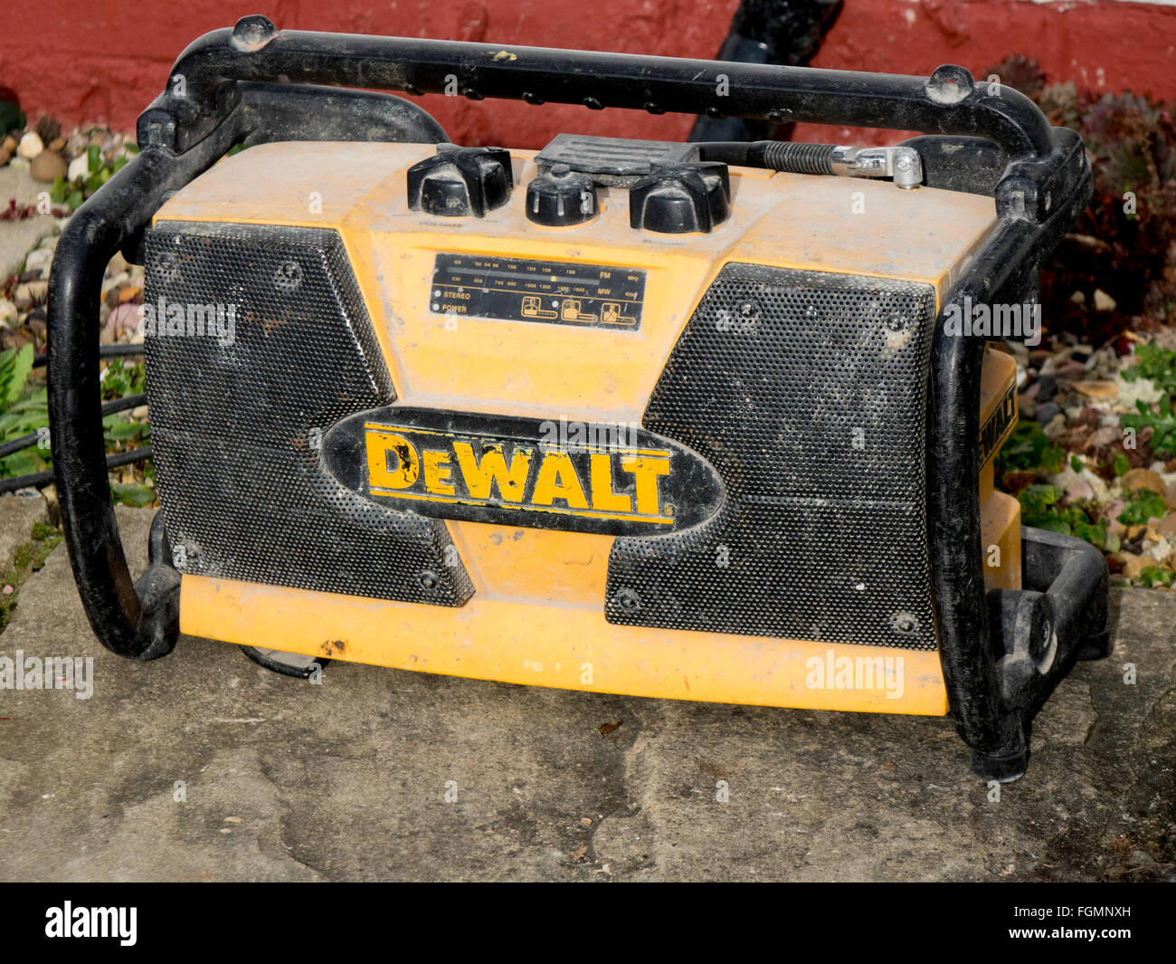 De Walt sito Radio per uso sul lavoro all'aperto siti con un pesante telaio protettivo Foto Stock